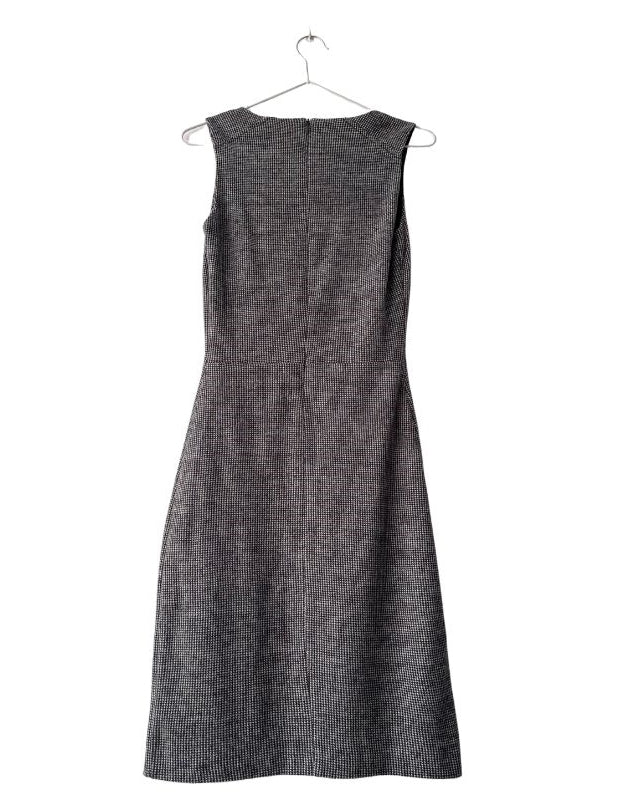 Vestido de punto elástico sin mangas recto de cuadritos negro-blanco. COD V36