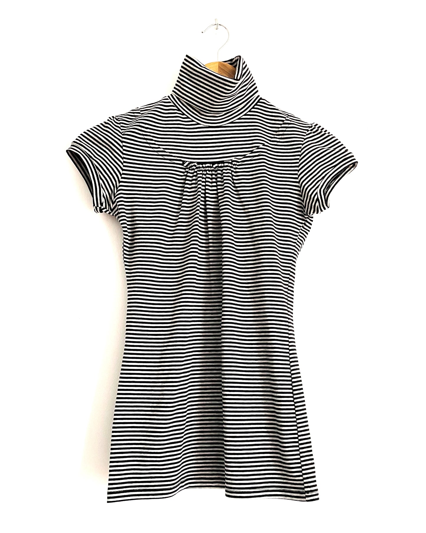 Camiseta manga corta cuello alto rayas blanco/negro. COD T13