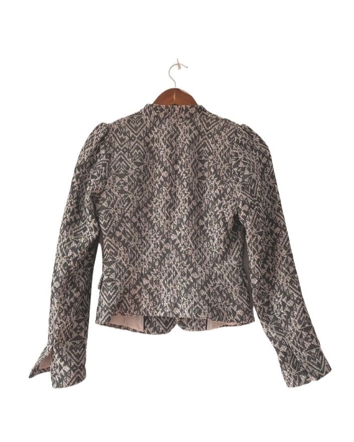 Chaqueta corta gris con motivos. H&M. Talla 34. CH24