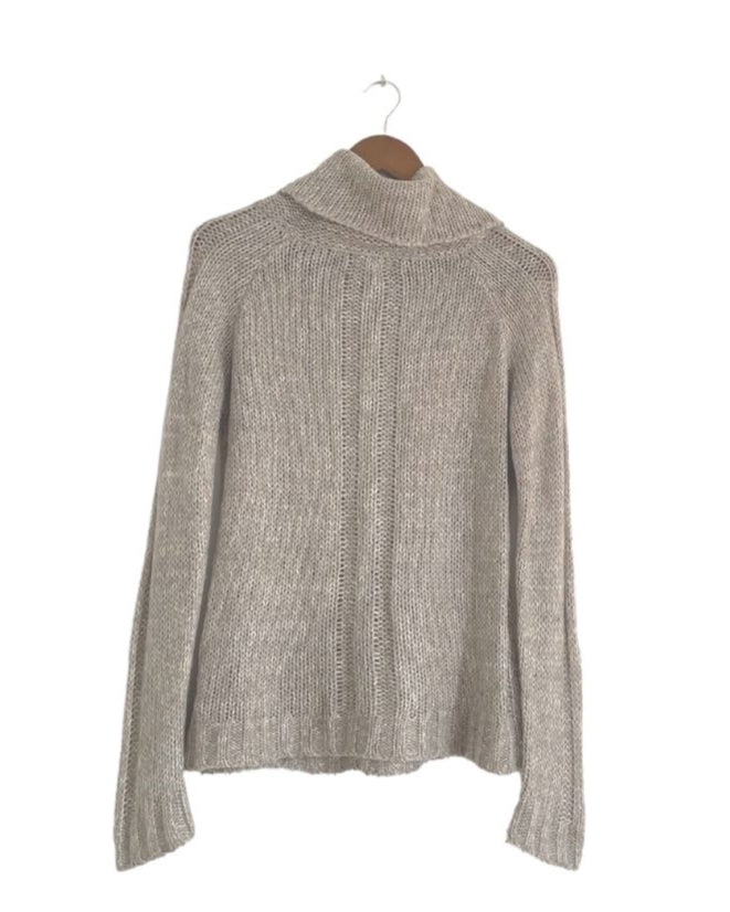 Jersey beige claro cuello alto con hilos de brillo. COD J7
