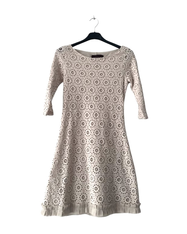 Vestido corto beige con ribetes. COD V5