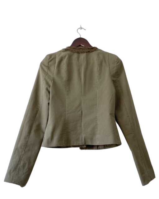 Chaqueta verde corta y recta. ADOLFO DOMÍNGUEZ. Talla 38. COD CH19