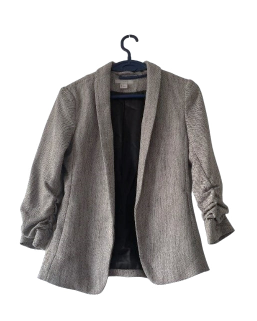 Chaqueta gris con manga remangada abierta. H&M 32. COD CH31