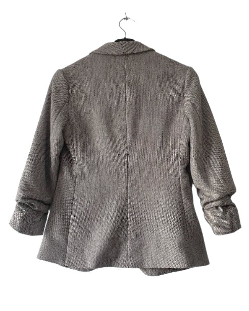 Chaqueta gris con manga remangada abierta. H&M 32. COD CH31