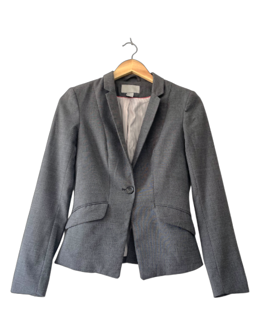 Chaqueta gris corta entallada. H&M. Talla 32. COD CH21