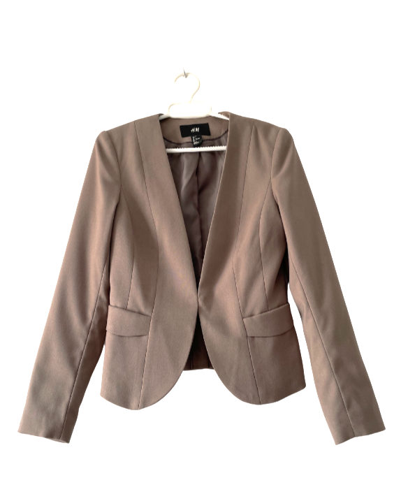 Chaqueta corta beige. H&M Talla 34. COD CH53