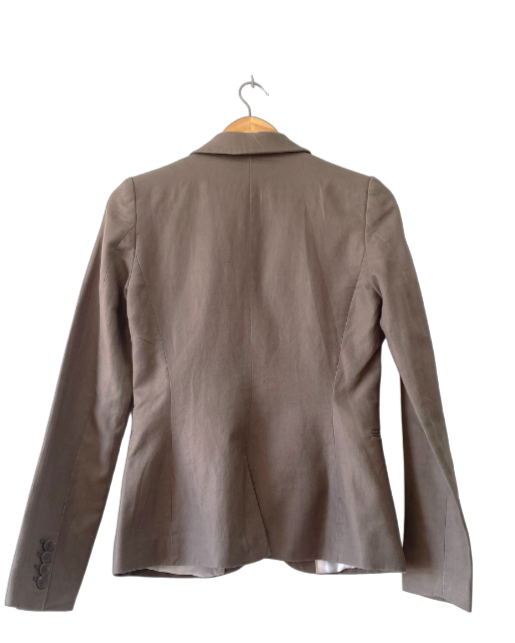 Chaqueta entallada de lino marrón claro. H&M Talla 36. COD CH47