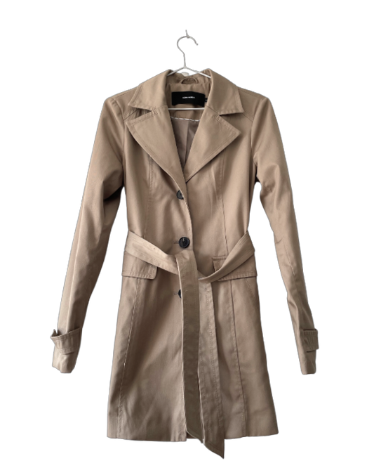 Chaqueta beige con cinturón. VERO MODA. Talla XS. COD CH14