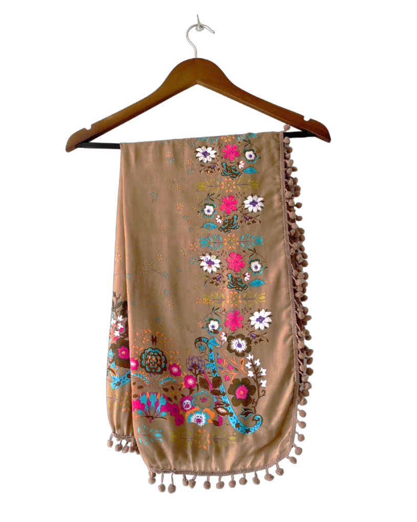 Pañuelo beige con flores COD C18