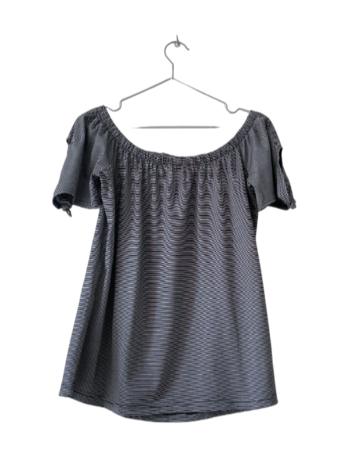 Camiseta gris de cuello abierto hasta los hombros. Talla M-L COD T25