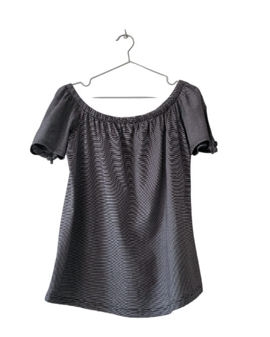 Camiseta gris de cuello abierto hasta los hombros. Talla M-L COD T25