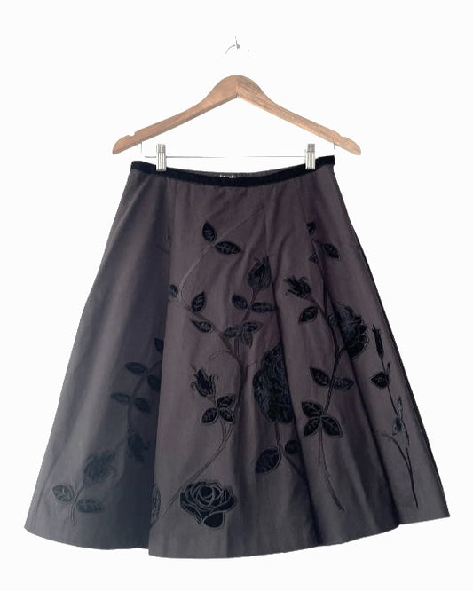 Falda negra con estampado y cintura de terciopelo. COD F33