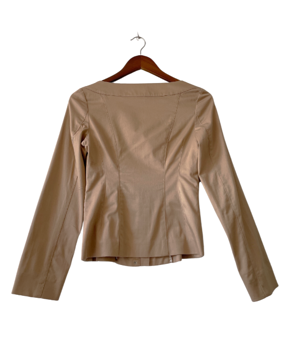 Chaqueta corta entallada beige. ADOLFO DOMINGUEZ. Talla 36