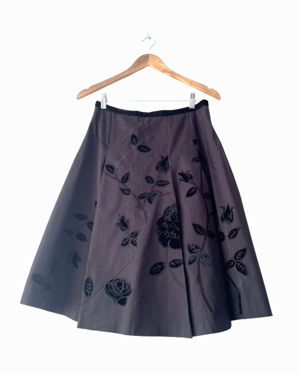 Falda negra con estampado y cintura de terciopelo. COD F33