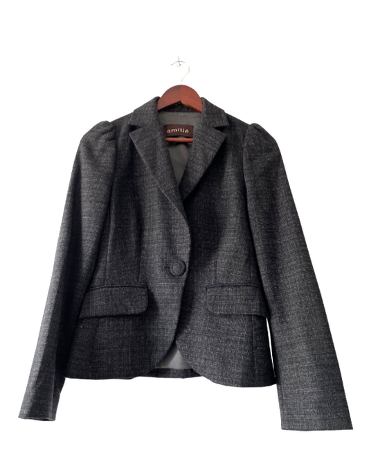 Chaqueta corta gris oscuro con boton delante. AMITIÉ. Talla  S-M. COD CH25