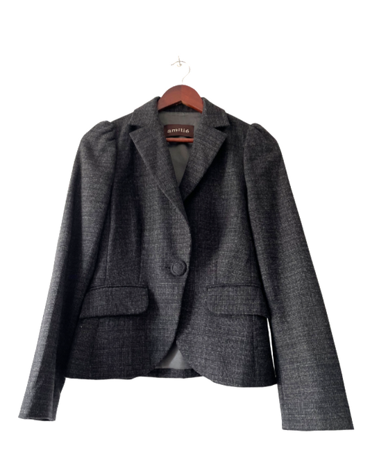 Chaqueta corta gris oscuro con boton delante. AMITIÉ. Talla S-M. COD CH25