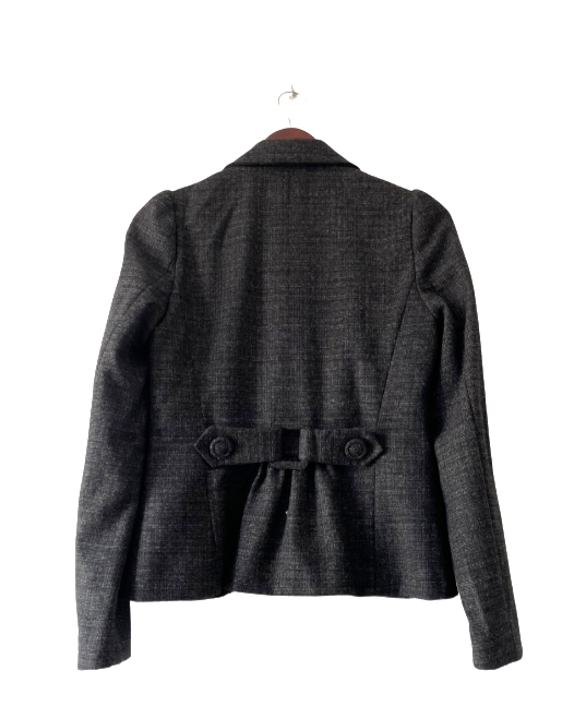 Chaqueta corta gris oscuro con boton delante. AMITIÉ. Talla  S-M. COD CH25