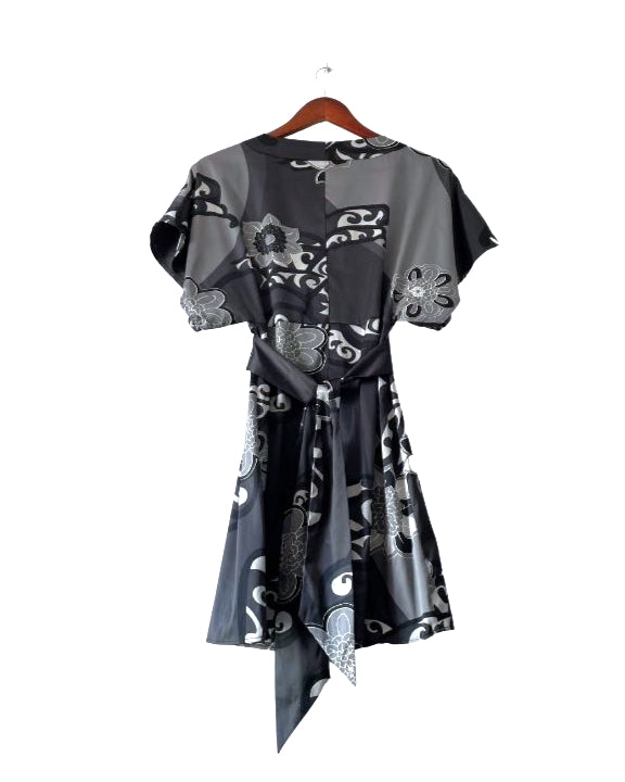 Vestido sedoso con mangas muriciélago gris estampado. COD V39