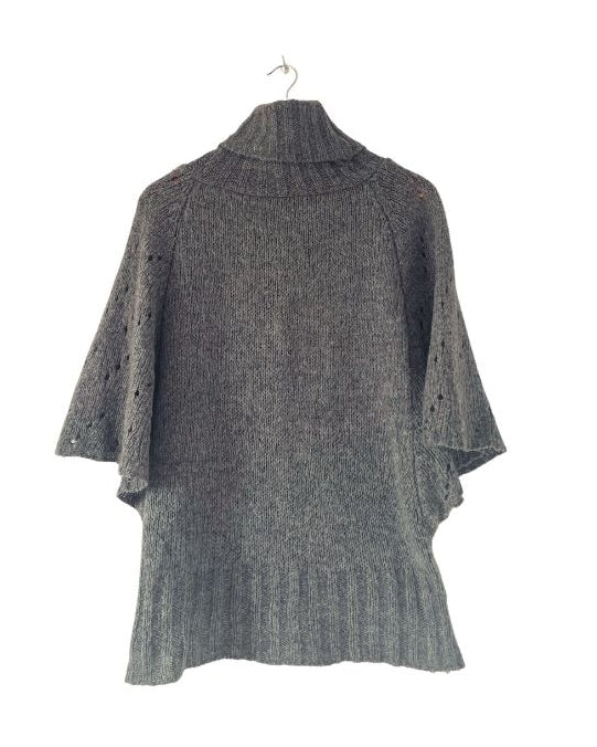 Jersey de cuello alto gris mangas murciélago. COD J22