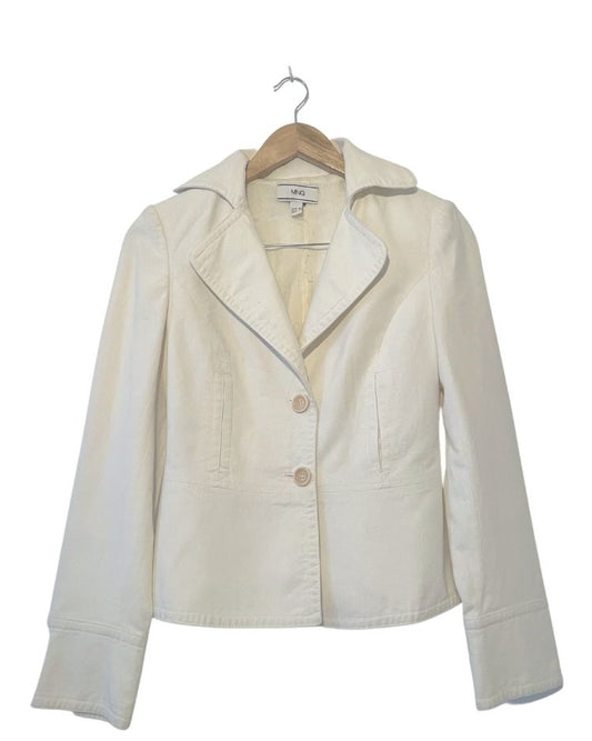 Chaqueta entallada corta blanco roto. MANGO Talla 36. COD CH37