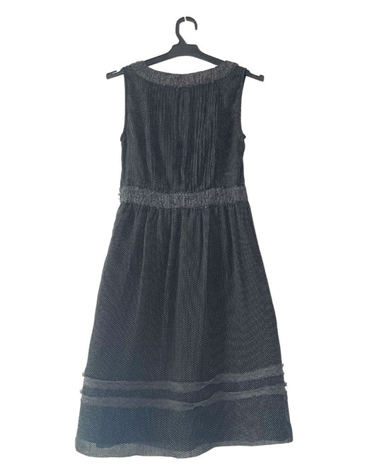 Vestido de coctel negro sin mangas plisado. COD V16