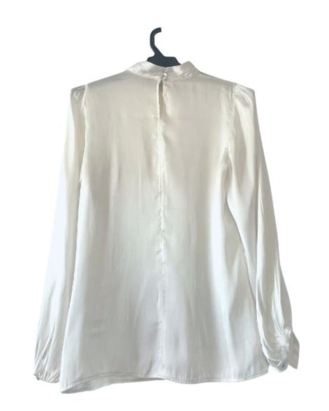 Camisa blanca cuello cerrado y mangas amplias. COD T3