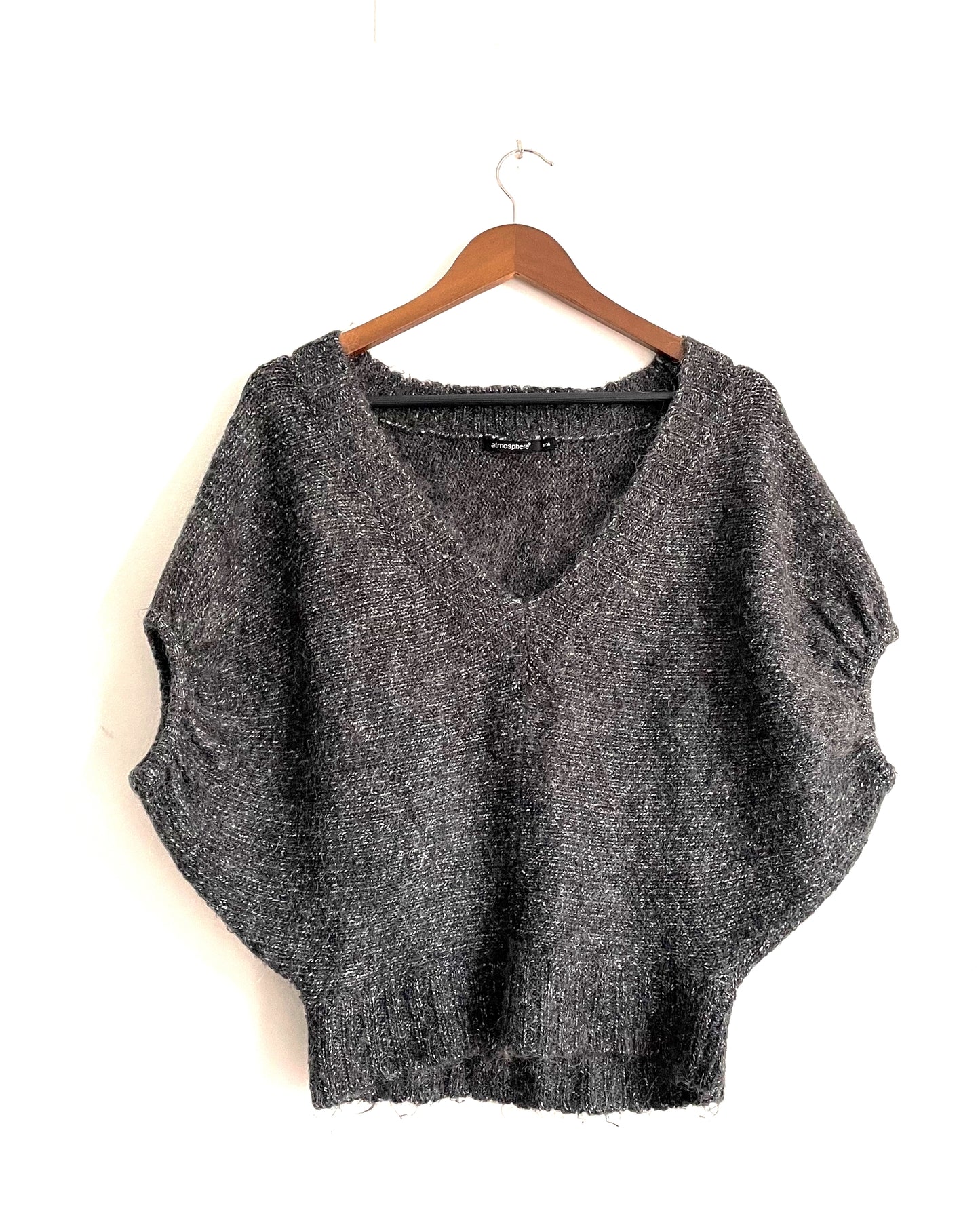 Jersey gris de cuello pico y mangas murciélago. COD J38