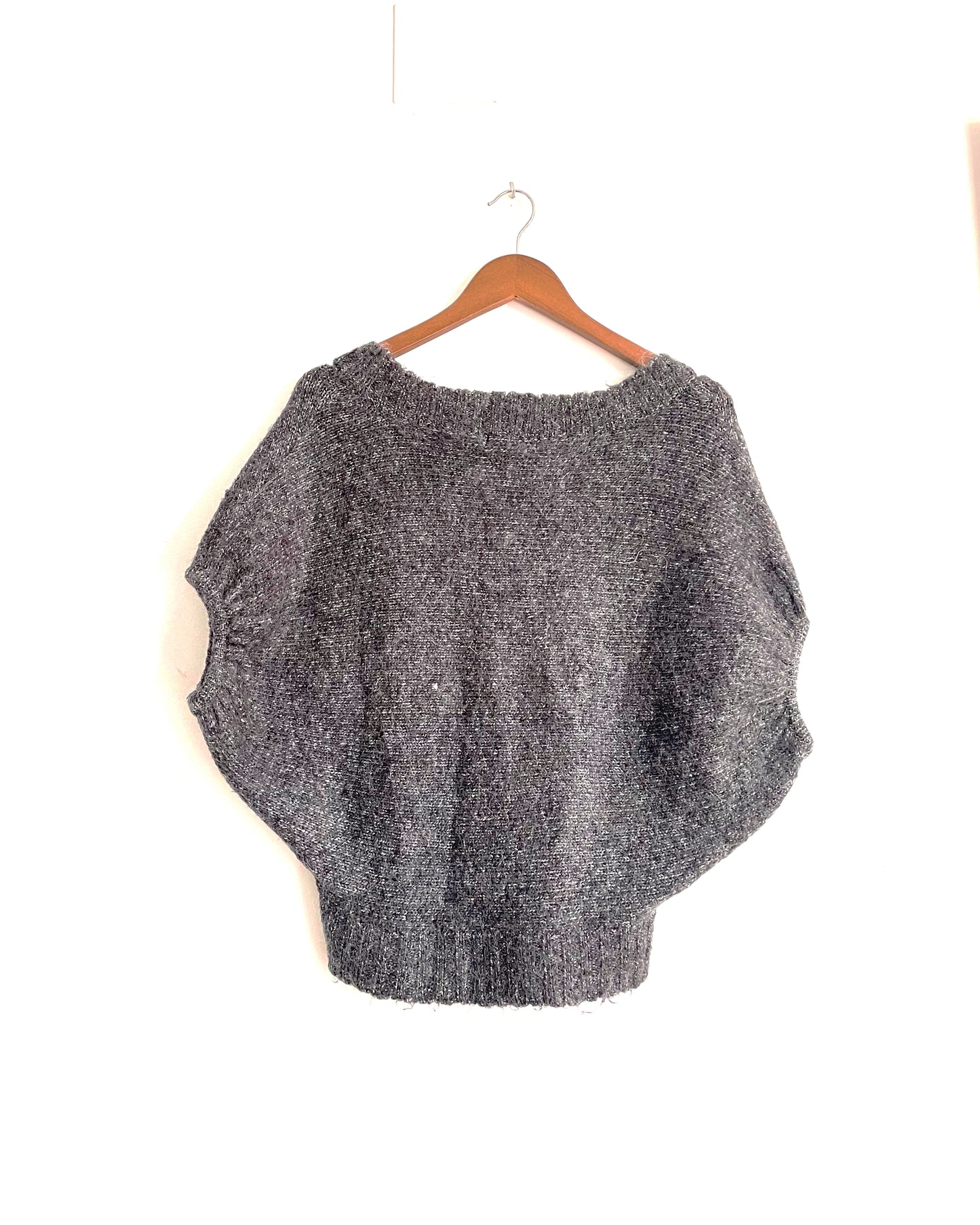 Jersey gris de cuello pico y mangas murciélago. COD J38