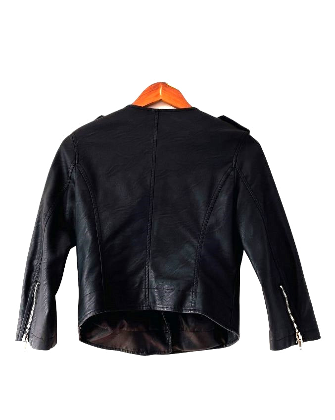 Chaqueta corta de cuero con cremalleras. Talla S. COD CH38