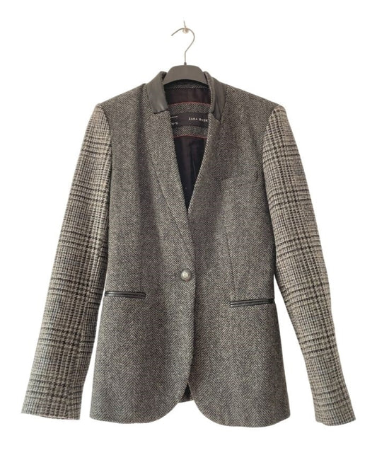 Chaqueta gris con cuello de cuero y distintos motivos. TOP SHOP. Talla 36. COD CH50