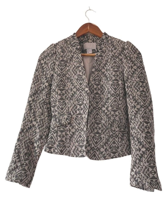 Chaqueta corta gris con motivos. H&M. Talla 34. CH24