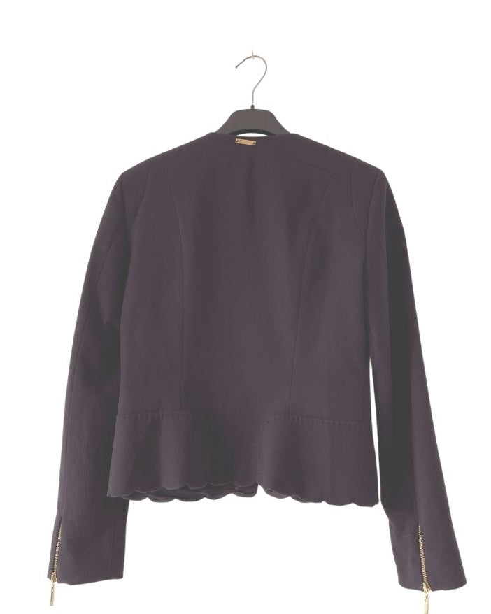 Chaqueta corta morada ajustada. PEDRO DEL HIERRO. Talla S. COD CH48