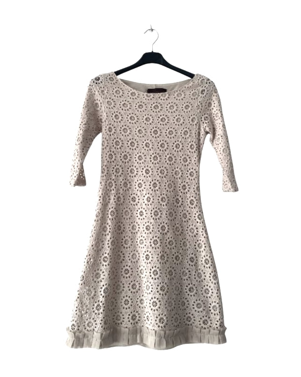 Vestido corto beige con ribetes. COD V5