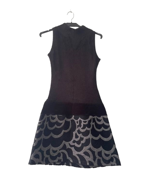 Vestido negro ajustado talle bajo con falda. COD V10